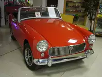 MG Midget MK3 im der Lackierung vermillion red. Produziert wurde das Modell in den Jahren von 1966 bis 1974. Der Midget (zu deutsch = Zwerg) wurde bereits im Jahr 1961 vorgestellt. Im MK3 war der Motor des Mini-Cooper S verbaut. Der Vierzylinderreihenmotor hat einen Hubraum von 1275 cm³ und leistet 65 PS. The Malta Classic Car Collection in Saint Paul´s Bay am 09.09.2023.