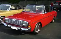 Ford Taunus P5 20M TS Deutsch Cabriolet der Modelljahre 1964 bis 1967. Die Kölner Karosseriefabrik Deutsch baute die zweitürigen Limousine der P5 Baureihe in Cabriolets um. Ein solches 20M TS Cabriolet stand mit mindestens DM 13.000,00 in den Preislisten der Ford-Händler, während die entsprechende Limousine, auf der das Cabriolet basierte DM 8.300,00 kostete. Der V6-Motor hat einen Hubraum von 1998 cm³ und leistet 90 PS. 9. Ford-Classic-Event an Mo´s Bikertreff in Krefeld am 03.09.2023.