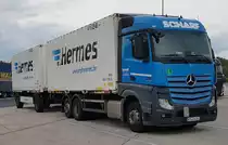 =MB Actros-Hängerzug der Spedition SCHARF ist unterwegs für Hermes, 04-2023