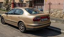 Rückansicht / Seitenansicht: Seat Toledo Mk1 in der Farbe  Beige Albero  oder  Dorado Albero . Die Aufnahme stammt vom Mai, 2022.