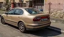 Rückansicht / Seitenansicht: Seat Toledo Mk1 in der Farbe  Beige Albero  oder  Dorado Albero . Die Aufnahme stammt vom Mai, 2022.
