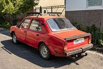 Rückansicht / Seitenansicht: 1982er Skoda 120L. Die Aufnahme stammt vom Mai, 2022.