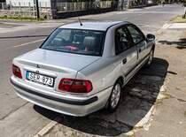 Rückansicht Mitsubishi Carisma Sedan. Als Stufenheck ist die Carisma ziemlich selten, da das Modell eher als praktischer Fließheck verkauft wurde. Die Aufnahme stammt vom Mai, 2022.