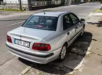 Rückansicht Mitsubishi Carisma Sedan. Als Stufenheck ist die Carisma ziemlich selten, da das Modell eher als praktischer Fließheck verkauft wurde. Die Aufnahme stammt vom Mai, 2022.