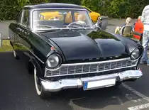 Ford Taunus P2 Limousine, gebaut in den Jahren von 1957 bis 1960. Die stark vom amerikanischen Zeitgeschmack inspirierte Karosserie, war als zwei- und viertürige Limousine und als dreitüriges Kombi lieferbar. Aufgrund seiner  amerikanischen  Karosserie erhielt er in Deutschland schnell den Spitznamen  Barock-Taunus . Für eine solche, hier abgelichtete zweitürige Limousine, waren mindestens DM 6.830,00 fällig. Als einzige Motorisierung war ein Vierzylinderreihenmotor mit 60 PS aus einem Hubraum von 1698 cm³ verbaut. 9. Ford-Classic-Event an Mo´s Bikertreff in Krefeld am 03.09.2023.