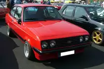 Ford Escort MK2 RS 2000 im Farbton veneziarot. Der Escort MK2 wurde 1975 vorgestellt. Als  Hochleistungs Tourenwagen  stand der RS 2000 ab Ende 1975 bei den Ford Händlern und blieb bis zum Erscheinen des Escort III, im September 1980 im Programm. Serienmäßig leistet der Vierzylinderreihenmotor mit einem Hubraum von 1.993 cm³ 110 PS. Im Frühjahr 1976 stand eine solches Auto mit einem Grundpreis von DM 13.800,00 in den Preislisten. 9. Ford-Classic-Event an Mo´s Bikertreff in Krefeld am 03.09.2023. 9. Ford-Classic-Event an Mo´s Bikertreff in Krefeld am 03.09.2023.