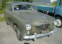 Goliath GP 700 Kombi. Mit dem Modell GP 700 brachte der Borgward-Konzern 1950 einen geräumigen Kleinwagen mit moderner Linienführung auf den Markt. Das gezeigte Kombimodell folgte im Jahr 1952. Zu der hübsch gezeichneten Karosserie wollte allerdings die Technik mit Zweitaktmotor und unsynchronisiertem Getriebe nicht so recht passen. Ein solches Kombimodell kostete bei seiner Markteinführung DM 6250,00. Der Zweizylinderzweitaktmotor hat einen Hubraum von 688 cm³ und leistete bis ins Jahr 1955 24 PS. Von 1955 bis 1956 stieg die Leistung auf 25,5 PS und in den letzten beiden Modelljahren 1956/1957 gar auf 29 PS. 50. Jahrestreffen der Borgward I.G. e.V. an der  Alten Dreherei  in Mülheim an der Ruhr.