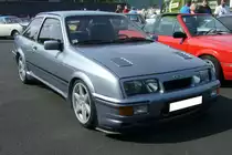 Ford stellte auf dem Pariser Salon des Jahres 1982 den Sierra vor. Im Jahr 1986 ergänzte man die Sierra-Modellpalette um den extrem sportlichen und auch teuren Sierra RS Cosworth. Die Stückzahl war auf 6000 Fahrzeuge limitiert. Der Vierzylinderreihenmotor mit 16 Ventiltechnik hat einen Hubraum von 1993 cm³ und wird zusätzlich durch einen Garrett-Turbolader befeuert. Mit seinen 204 PS erreicht der Wagen eine Höchstgeschwindigkeit von 238 km/h bei einem Verbrauch von ca. 14,5 Litern Superbenzin auf 100 Kilometer. 9. Ford-Classic-Event an Mo´s Bikertreff in Krefeld am 03.09.2023.