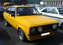 Ford Escort MK2 1300 Sport im Farbton präriegelb. Dieses, auf sportlich getrimmte Modell, sollte insbesondere jüngere Autokäufer ansprechen. Das Modell war als zwei- oder viertürige Limousine, sowie als 1300 Sport und 1600 Sport lieferbar. Der Vierzylinderreihenmotor mit einem Hubraum von 1297 cm³ leistet 70 PS und kann den Wagen auf 155 km/h beschleunigen. 9. Ford-Classic-Event an Mo´s Bikertreff in Krefeld am 03.09.2023.