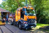 VGF Mercedes Benz Arocs Turmdrehwagen am 02.09.23 in Frankfurt am Main Schwanheim am Straßenbahnmuseum