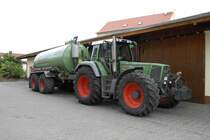 Fendt Favorit 926 mit angeh�ngtem G�llefa� am 07.06.2009 in Fulda-Kohlhaus