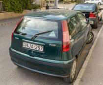 Rückansicht: Dunkelgrüner Fiat Punto Mk1. Foto: Juli, 2022.