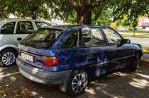 Rückansicht / Seitenansicht: baluer Opel Astra F. Foto: Juli, 2022.