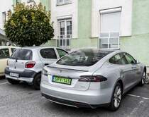 Rückansicht: Tesla Model S in silber. Foto: Juli, 2022.