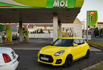 Suzuki Swift mk5 Sport, gesehen bei einer Tankstelle in Juli, 2022.