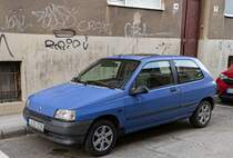 Renault Clio Mk1 in der Farbe Bleu Cobalt, gesehen in Juli, 2022.