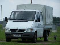 MB Sprinter mit Pritschenaufbau der BwFuhrparkService GmbH.
Aufgenommen am 3.8.2007.