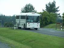 Thomas Built Bus der US Army. Diese Busse werden zur Befrderung von US-Soldaten innerhalb und auerhalb des Truppenbungsplatzes Grafenwhr eingesetzt. In diesem Fall fungiert der Bus allerdings als Shuttle-Service fr das Deutsch-Amerikanische Volksfest. Aufgenommen am 3.8.2007. 