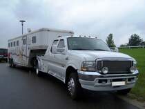 Ein Ford F350 als Zugmaschine an einem Pferdetransporter.
Aufgenommen am 21.8.2005.