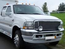 Ein Ford F350 als Zugmaschine an einem Pferdetransporter.
Aufgenommen am 21.8.2005.