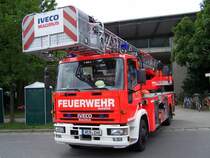 DLK 23/12 der Freiwilligen Feuerwehr Weiden.
Aufgenommen am 12.6.2005.