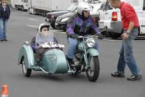 Der Fahrer der Adler M 250 mit Steib-Seitenwagen bekommt die Sonderaufgabe erkl�rt anl. der DMV Classic-Tour 2009 des MSC Fulda am 07. Juni 2009