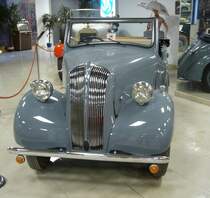 Standard Flying-Eight von 1939. Der Flying Eight war als zweitürige Limousine, Tourenwagen und nur im Jahr 1939 als Cabriolet lieferbar. Er war zu jener Zeit das kleinste Modell in der Produktpalette der Marke aus Coventry. Der Vierzylinderreihenmotor hat einen Hubraum von 1009 cm³ und leistet 28 PS. Nach Ausbruch von WW2 stellte die Marke Standard die Produktion ziviler Fahrzeuge ein, so das nur wenige Cabriolets entstanden. The Malta Classic Car Collection in Saint Paul´s Bay am 09.09.2023.