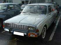 Ford Taunus P5 20M Turnier im Farbton hellgrau 64, produziert von 1964 bis 1967. Die P5 Baureihe war als 17M mit V4-Motor oder 20M mit V6-Motor lieferbar. Der V6-Motor mit einem Hubraum von 1.998 cm³ leistet 85 PS. Die P5 Baureihe lief insgesamt 710.059 mal vom Band. Davon entfielen 22.418 Einheiten auf das gezeigte Kombimodell  Turnier . Das gezeigte Traditionsfahrzeug eines hiesigen Malerbetriebes stammt aus dem Jahr 1965. 10. Saarner Oldtimer Cup am 27.08.2023 in Mülheim an der Ruhr.