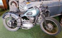 =DKW steht im Schrottdiorama vom Zylinderhaus Bernkastel-Kues, 04-2023