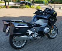 =BMW steht abfahrbereit zur geführten Tour am Konrad-Zuse-Hotel in Hünfeld, 06-2023