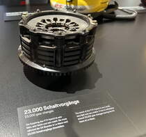 Die Kupplung aus dem Porsche 919 Hybrid. Die Kupplung wird bei den 24h von Le Mans ca. 23000 mal betätigt.. Foto: Driven by Dreams. 75 Jahre Porsche Sportwagen. 21.10.2023