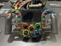 Das Lenkrad des Porsche 919 Hybrid. Foto: Driven by Dreams. 75 Jahre Porsche Sportwagen. 21.10.2023