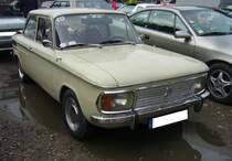 NSU 1200C im Farbton champagnerbeige, gebaut von 1967 bis 1973. Der 1200´er wurde auf der Basis des NSU Prinz 1000 entwickelt und war mit einem größerem Motor und einem verlängerten Vorderwagen versehen. Von dieser Modellreihe produzierten die Neckarsulmer 227.938 Fahrzeuge, die zu einem Preis ab DM 5950,00 (bei Modelleinführung) beim Händler standen. Der im Heck verbaute, gebläsegekühlte, Vierzylinderreihenmotor leistet 55 PS aus einem Hubraum von 1177 cm³. Oldtimertreffen beim Theater an der Niebu(h)rg am 22.10.2023 in Oberhausen.