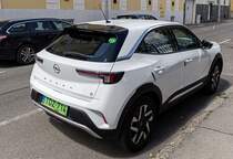 Rückansicht / Seitenansicht: Opel Mokka E auf dem Basis der zweiten Generation. Foto: 07.2022.