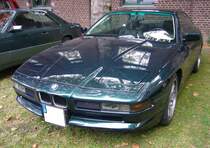 Dieser BMW E31 840Ci wurde 1995 erstmalig zugelassen. Zwischen Januar 1993 und Mai 1996 wurden genau 3.075 Autos vom Typ 840Ci produziert. Der V8-Motor hat einen Hubraum von 4398 cm³ und leistet 286 PS. Ein solcher 840 Ci stand 1995 mit einem Kaufpreis von mindestens DM 130.000,00 in den Preislisten der BMW AG. Oldtimertreffen beim Theater an der Niebu(h)rg am 22.10.2023 in Oberhausen.