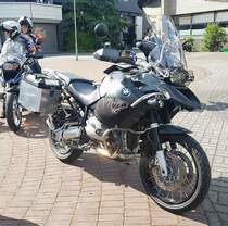 =BMW steht bereit zur geführten Tour am Konrad-Zuse-Hotel in Hünfeld, 07-2023