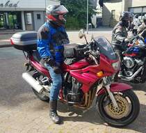 =Suzuki steht abfahrbereit zur geführten Tour am Konrad-Zuse-Hotel in Hünfeld, 07-2023