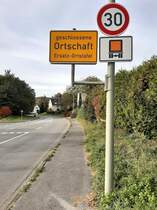 Ersatz-Ortstafel an der B 229 (Grimmestraße) in Arnsberg im Oktober 2023