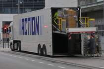 Doppeletagen Sattelauflieger wird an einem Lager entladen. 10.2023