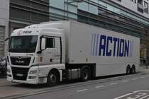 MAN TGX 18.510 Sattelzug steht zum Entladen vor einem Lager. 10.2023