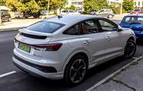 Rückansicht / Seitenansicht: Audi Q4 E-Tron Quattro. Foto: August, 2023