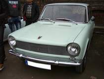 Simca 1500. Die 1963 auf dem Genfer Salon vorgestellte Modellreihe 1300/1500 löste die bisherigen Modelle Aronde und Ariane ab. Die vom Italiener Marco Revelli de Beaumont (*1907 +1985) gezeichnete Karosserie überzeugte durch klare und moderne Formgebung. Die Modelle 1300 und 1500 waren bis auf die Motorisierung und die vorderen Scheibenbremsen beim 1500´er nahezu identisch. Der Vierzylinderreihenmotor hat einen Hubraum von 1475 cm³ und leistet 68 PS. Die Höchstgeschwindigkeit gab die Marke aus Nanterre mit 148 km/h an. Im Herbst 1966 wurden die beiden Modellreihen durch die optisch leicht veränderte Baureihe 1301/1501 abgelöst und blieb bis ins Jahr 1976 im Programm der Marke Simca. Oldtimertreffen beim Theater an der Niebu(h)rg am 22.10.2023 in Oberhausen.