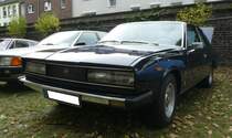 Fiat 130 Coupe. Ein Spitzenmodell mit repräsentativen Flair zu schaffen, war die Absicht der Turiner Fiat-Werke bei der Entwicklung der Modellreihe 130. Die viertürige Limousine kam bereits 1969 auf den Markt. Auf dem Genfer Salon des Jahres 1971 stellte Fiat dann das, von Pininfarina gezeichnete, Coupe vor. Der V6-Motor hat einen Hubraum von 3235 cm³ und leistet 165 PS. Von Anfang an war das Auto mit einem automatischen Getriebe ausgerüstet, ein Fünfganggetriebe stand aber optional zur Verfügung. Oldtimertreffen beim Theater an der Niebu(h)rg am 22.10.2023 in Oberhausen.