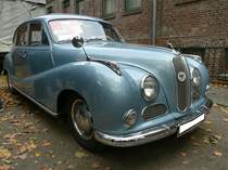 BMW 502, gebaut in den Jahren von 1954 bis 1961. Der BMW 502 basierte auf dem bereits 1952 vorgestellten BMW 501. Er war aber mit mehr Chromschmuck, serienmäßigen Blinkern, eingebauten Nebelleuchten und vor allem, mit einem V8-Motor mit einem Hubraum von 2580 cm³ und einer Leistung von 100 PS, ausgerüstet. Der gezeigte BMW hat als Neuwagen DM 14.100,00 gekostet. Oldtimertreffen beim Theater an der Niebu(h)rg am 22.10.2023 in Oberhausen.