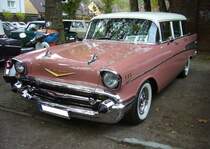 Chevrolet Series 2400C BeL Air Station Wagon aus dem Jahr 1957 in der Farbkombination canyon coral/polo white . Der Series 2400C Beauville Station Wagon konnte mit zwei Sitzbänken (sechssitzig) oder mit drei Sitzbänken (neunsitzig) bestellt werden. Der Basispreis für ein sechssitziges Modell betrug US$ 2456,00 und verkaufte sich in diesem Modelljahr 27.803 mal, während das neunsitzige Fahrzeug US$ 2563,00 kostete und sich 21.083 mal verkaufte. Am großen V auf der Motorhaube ist erkennbar, das dieses Kombimodell mit mit einem V8-Motor bestückt ist. Dieser hat einen Hubraum von 4.635 cm³ und war in sechs Leistungsvarianten lieferbar. Oldtimertreffen beim Theater an der Niebu(h)rg am 22.10.2023 in Oberhausen.