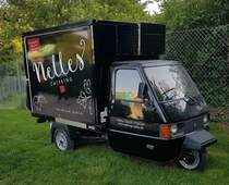=Piaggio Ape von NELLES-Catering steht auf dem Gelände der Landesgartenschau Fulda, 06-2023