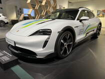 Porsche Taycan 4 Cross Turismo. Vollelektrisch. 476PS / 350 kW. Reichweite: Stadt 618-800km. Foto: Driven by Dreams. 75 Jahre Porsche Sportwagen. 21.10.2023 