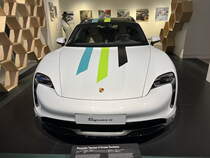 Porsche Taycan 4 Cross Turismo. Vollelektrisch. 476PS / 350 kW. Reichweite: Stadt 618-800km. Foto: Driven by Dreams. 75 Jahre Porsche Sportwagen. 21.10.2023