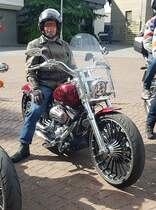 =Harley Davidson ist abfahrbereit zur geführten Tour vom Konrad-Zuse-Hotel in Hünfeld, 07-2023