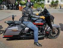 =Harley Davidson steht abfahrbereit zur geführten Tour vom Konrad-Zuse-Hotel in Hünfeld, 07-2023
